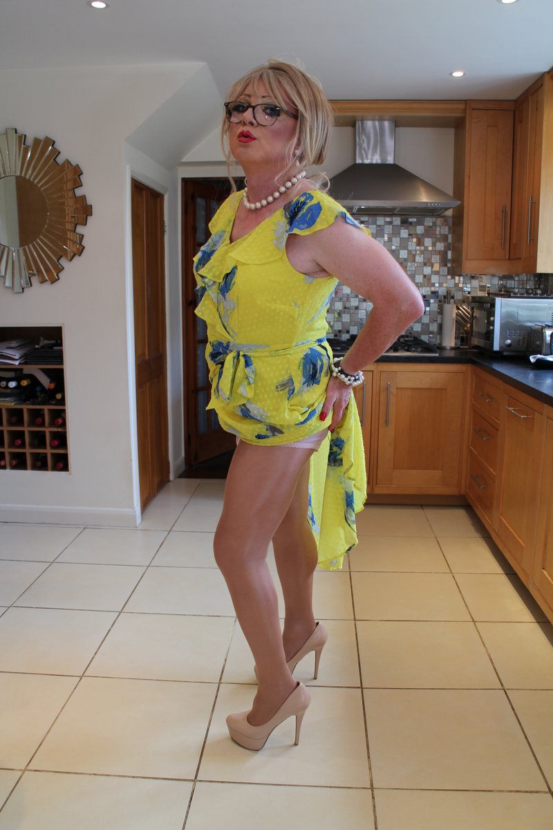 SindySilky's tweet photo. It's the #rightleg or #leftleg game again...can you pick a fave? https://t.co/VD4Ug7sQo8