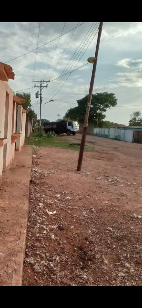 manuel121157's tweet photo. Señor Fiscal General @TarekWiliamSaab yo se que no es facil atender todos los casos a la vez pero hay algunos que ameritan urgencia. De mi propiedad el depositario de la juez se llevo mi camion hace más de 10 días  y no se a donde se lo llevo mi familia en la calle Ayúdame por favor