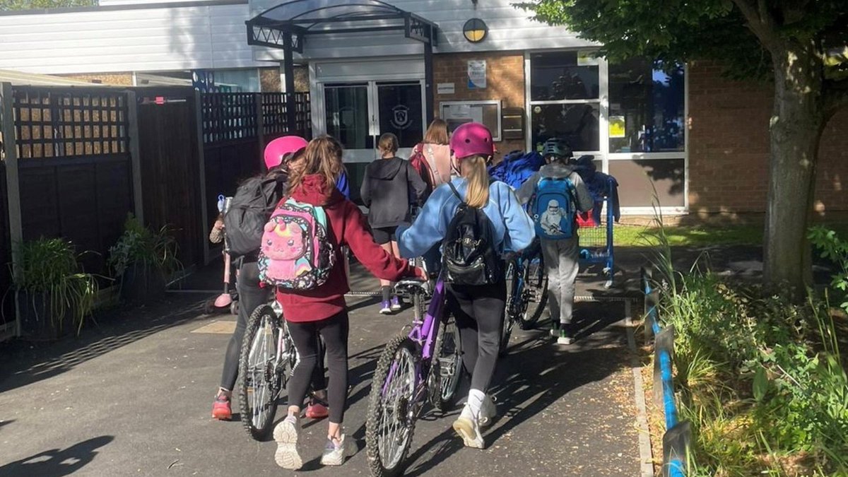 Happy #WheelieWednesday! 

We visited @woodville_essex primary this morning to have a look at their new bike shed funded through the @LMFoundation_ School Active Travel grant.

It was great to see the students arriving actively and we hope it continues!
@SGH_Essex