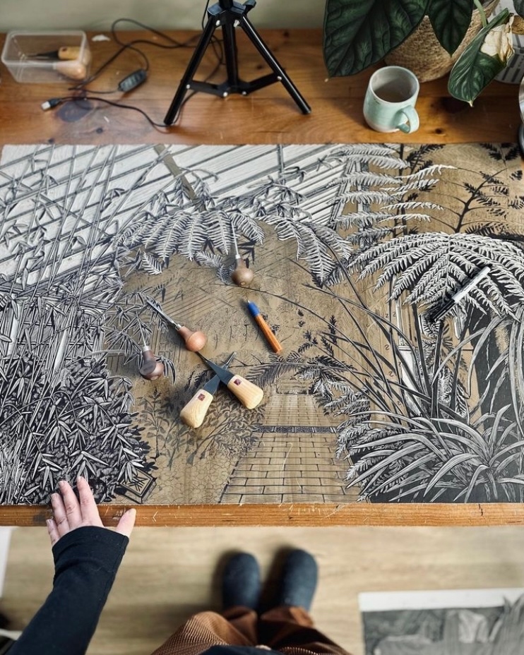 peopleofprint's tweet image. Incredible pics of ‘House of Ferns’ giant Linocut by POP Member Sea Nest Art Studio🖤
Limited edition of 50, #handprinted without a press.