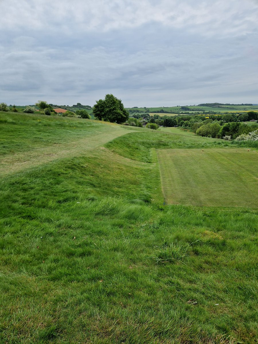 New marker post to represent the driving line on 18. New design compared to our others with a 'personal touch' incorporating our club colours 🔵⚪️🟢 <a href="/OgbourneDownsGC/">Ogbourne Downs GC</a>