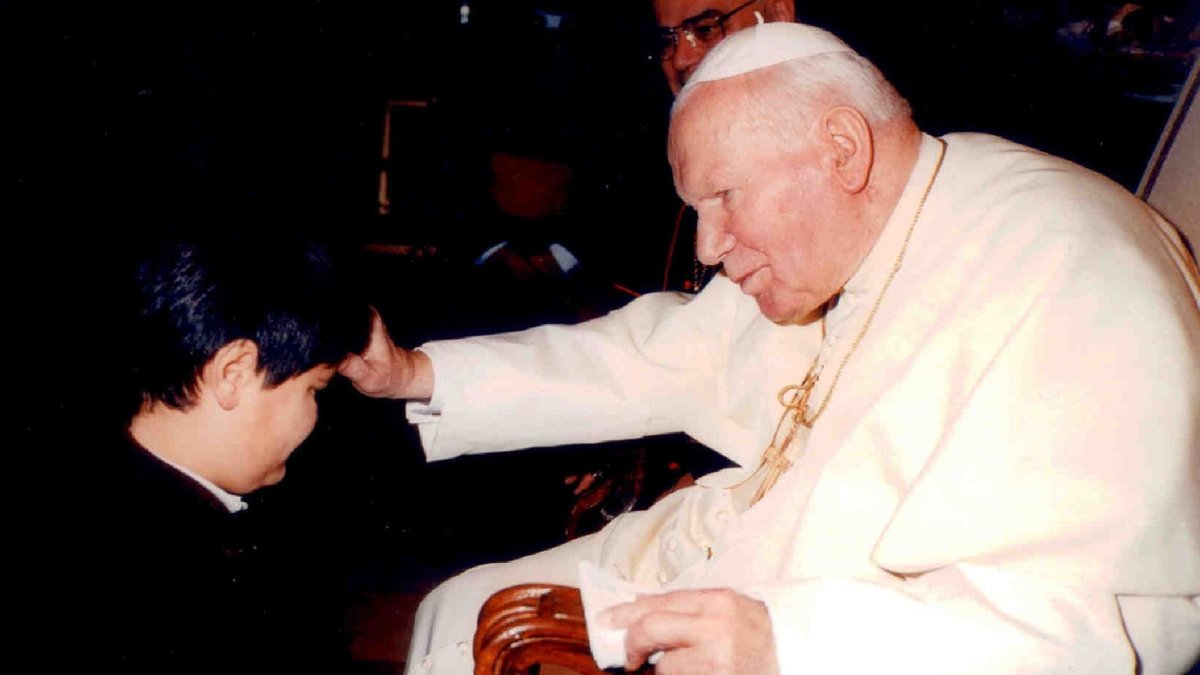 A #FinalmenteDomenica Maria Lucia Ippolito e il figlio Matteo Colella il bambino guarito da una meningite fulminante per intercessione di Padre Pio, miracolo grazie al quale il Frate Cappuccino fu canonizzato da San Giovanni Paolo II

#28maggio ore 17 su <a href="/TV2000it/">Tv2000.it</a> (ch 28-157 sky)