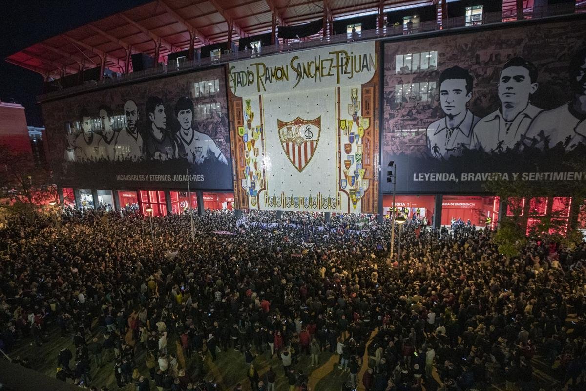 Aficionados del @SevillaFC preparan un acto de protesta ante la visita del @RealMadrid 'tras vivir ayer uno de los mayores escándalos de la historia: el Madrid logra que Vinicius no sea sancionado por su agresión a Hugo Duro... Y por el caso Negreira también pendiente de sanción'