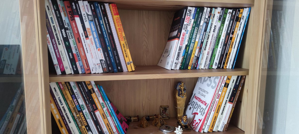 Merhaba arkadaşlar ben atandım🌼 İstanbul'da yaşayan paramedik bir arkadasıma kitaplarımı vermek istiyorum konu anlatım soru bankası vs geri kalanı kutuladım ihtiyacı olan yazabilir mi