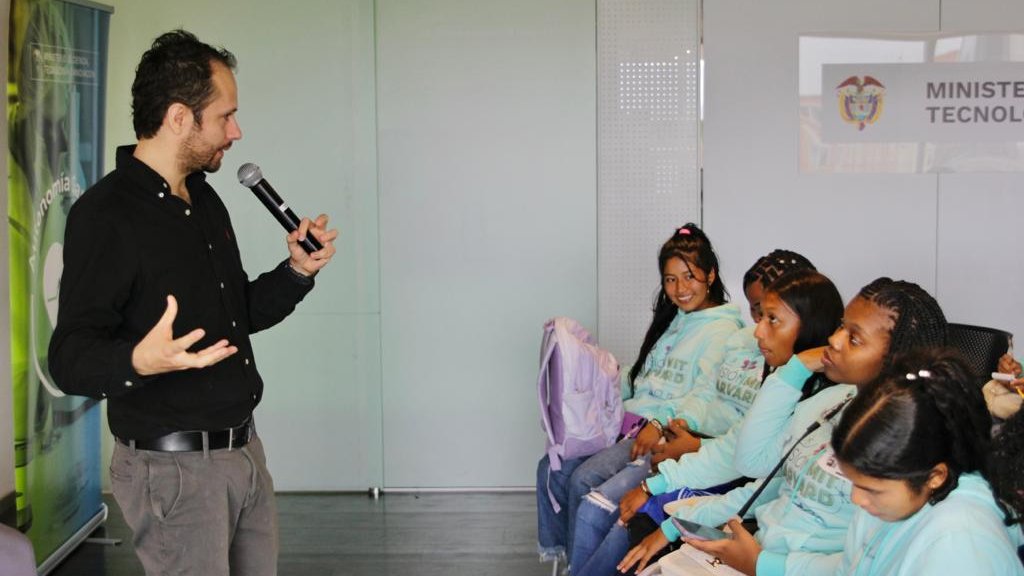 MincienciasCo's tweet photo. #Entrevista | El físico colombiano Ronald García, en su visita a Colombia, habló de ciencia con las jóvenes investigadoras de la #MisiónMITHarvard.

El científico destacó que la inmersión que ellas vivirán representa un cambio en sus vidas.

#EnVideo📽️: https://t.co/PXvtMN7MRz. https://t.co/VDTHGPdi0N