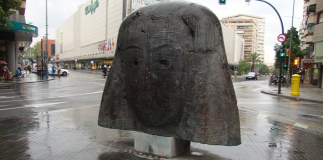 En Murcia quisieron hacer este monumento representando a 'La dama de Murcia' para que al final todo el mundo la llame: 'El Darth Vader'