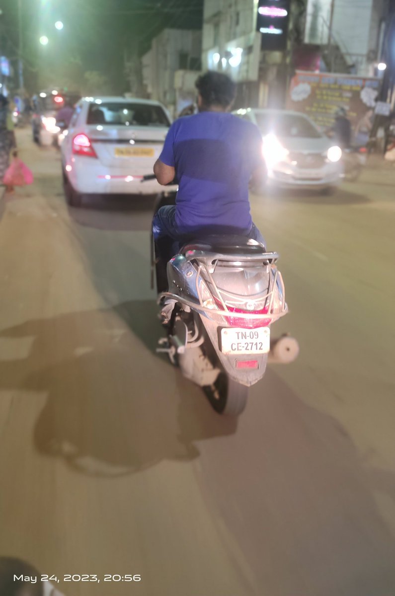 lukmon22's tweet photo. Date : May.24.2023
Time : 08.56pm
Without helmet, using mobile
Location ; River Rd, Wood Creek County, Tulasingapuram, Nandambakkam @ChennaiTraffic
@chennaipolice_
#withouthelmet #usingmobile
#drivingviolation #tnpolice #trafficviolation #tntraffic https://t.co/zGI3InMBpm