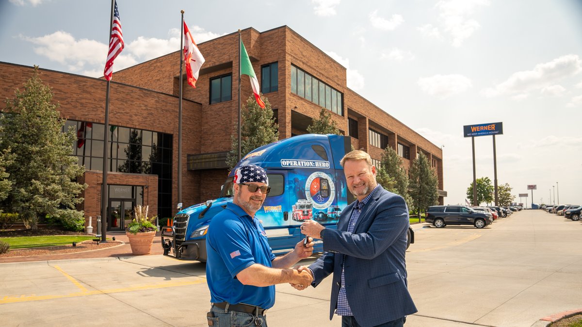 One_Werner's tweet photo. 🚨 Operation Hero 4, is here! 🚒 🚓
Werner professional driver Eric received the keys to his new ride from VP of Field and Government Recruiting, Greg Hamm. Our Operation Hero trucks honor our nation's first responders for their courage and sacrifice. #TeamBlue #OperationHero https://t.co/cXfLE32eGw
