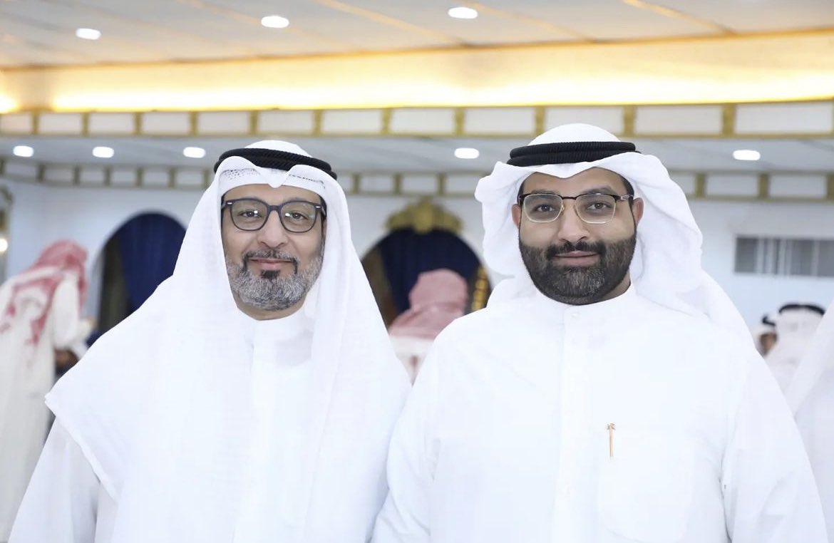 #افراح_الرشايده 
#د_محمد_منصور_صنت_الرشيدي
#محمد_منصور_الرشيدي 
#خالد_عبدالهادي_الشويلعي 
صوره تذكاريه لحضور الدكتور محمد منصور صنت البراك لحفل زفاف خالد عبدالهادي الشويلعي