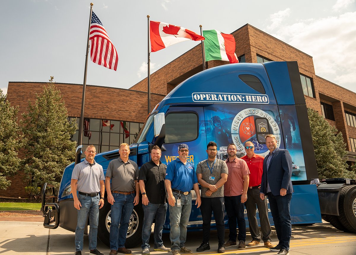 One_Werner's tweet photo. 🚨 Operation Hero 4, is here! 🚒 🚓
Werner professional driver Eric received the keys to his new ride from VP of Field and Government Recruiting, Greg Hamm. Our Operation Hero trucks honor our nation's first responders for their courage and sacrifice. #TeamBlue #OperationHero https://t.co/cXfLE32eGw