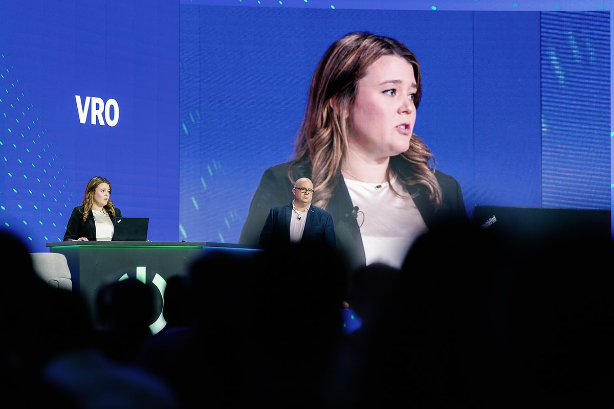 Veeam's tweet photo. More demos on the big stage! 🎬 Earlier during the #VeeamON General Session, Benedikt Daeumling, @Kstoner and @juliafmorgado shared demos of #Veeam Backup for M365, Veeam Recovery Orchestrator and Veeam Backup for AWS. 👉 Watch on-demand: https://t.co/Ps1XcRBcv7 https://t.co/hbCBOSRT1K