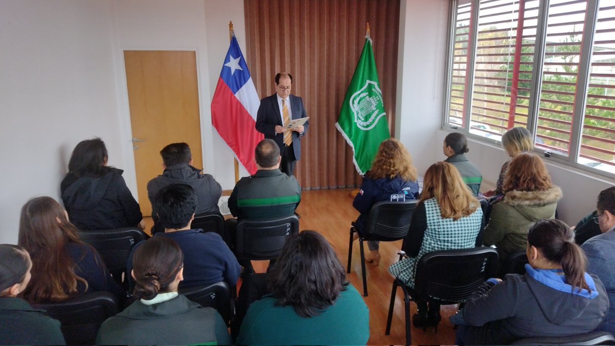 seremisalud10's tweet photo. Estuvimos en el recinto penitenciario de Alto Bonito de #PuertoMontt en ceremonia de acreditación para funcionarios y personal de la concesionaria, formados como cuidadores o gatekeepers para prevenir intentos de suicidio en el recinto. Por una mejor #SaludMental @karin_solish https://t.co/r2y54AI0Wm