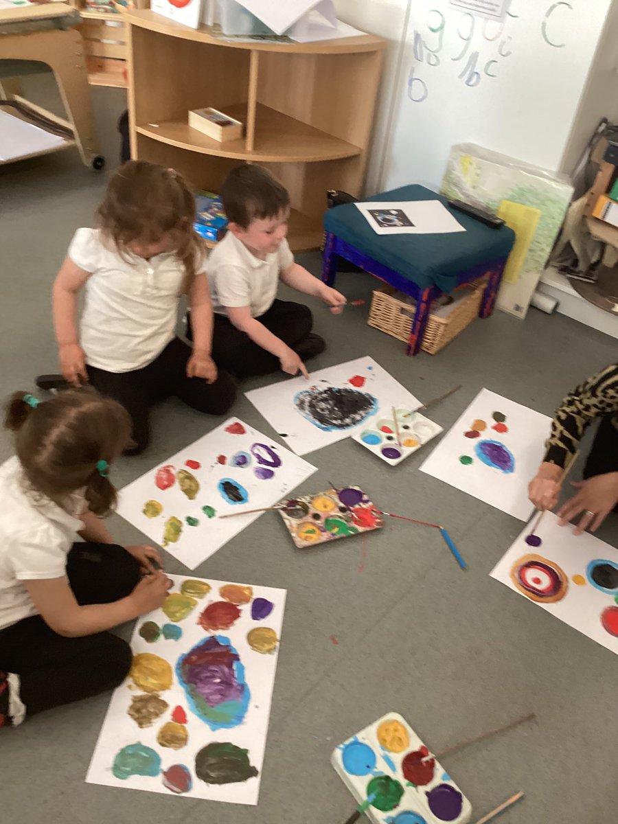 NurseryMlps's tweet photo. K A N D I N S Y inspired A R T #eyfsart #circles https://t.co/Jr9BGXejLy