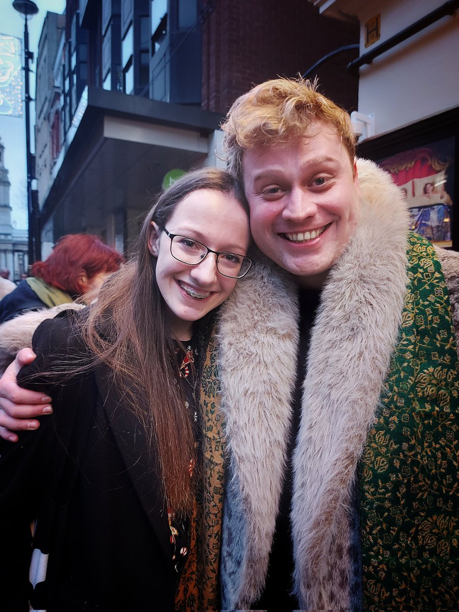 NinalouCook's tweet image. Happy 30th Birthday to this gorgeous man from me and @amyloujcook! 🎉🍾🎂🍹🎉
@Oscar_C_M_ may ALL your wishes come true and your endeavours be triumphant!
Have a blast in NYC Darling! 🥰 - just don't let them keep you. 😉 😘