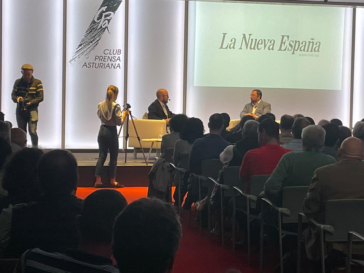 psoesiero's tweet photo. 🙌🏻  Esta mañana apoyando a @AdrianBarbon en el club de prensa de @lanuevaespana.

#defiendeloquepiensas / ❤️ https://t.co/cYxaFs3P3b