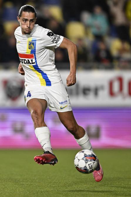 sachatavolieri's tweet photo. 🔴 Infos #Standard
🏰 🟡 Pour palier aux nombreux départs prévus dans le cœur du jeu liégeois cet été, le #RSCL s’intéresse au milieu de terrain Matthias #Fixelles. En fin de contrat avec #Westerlo à l’été 2024, le belge de 26 ans coûterait autour du million d’euros. #mercato https://t.co/tLrOEommBa