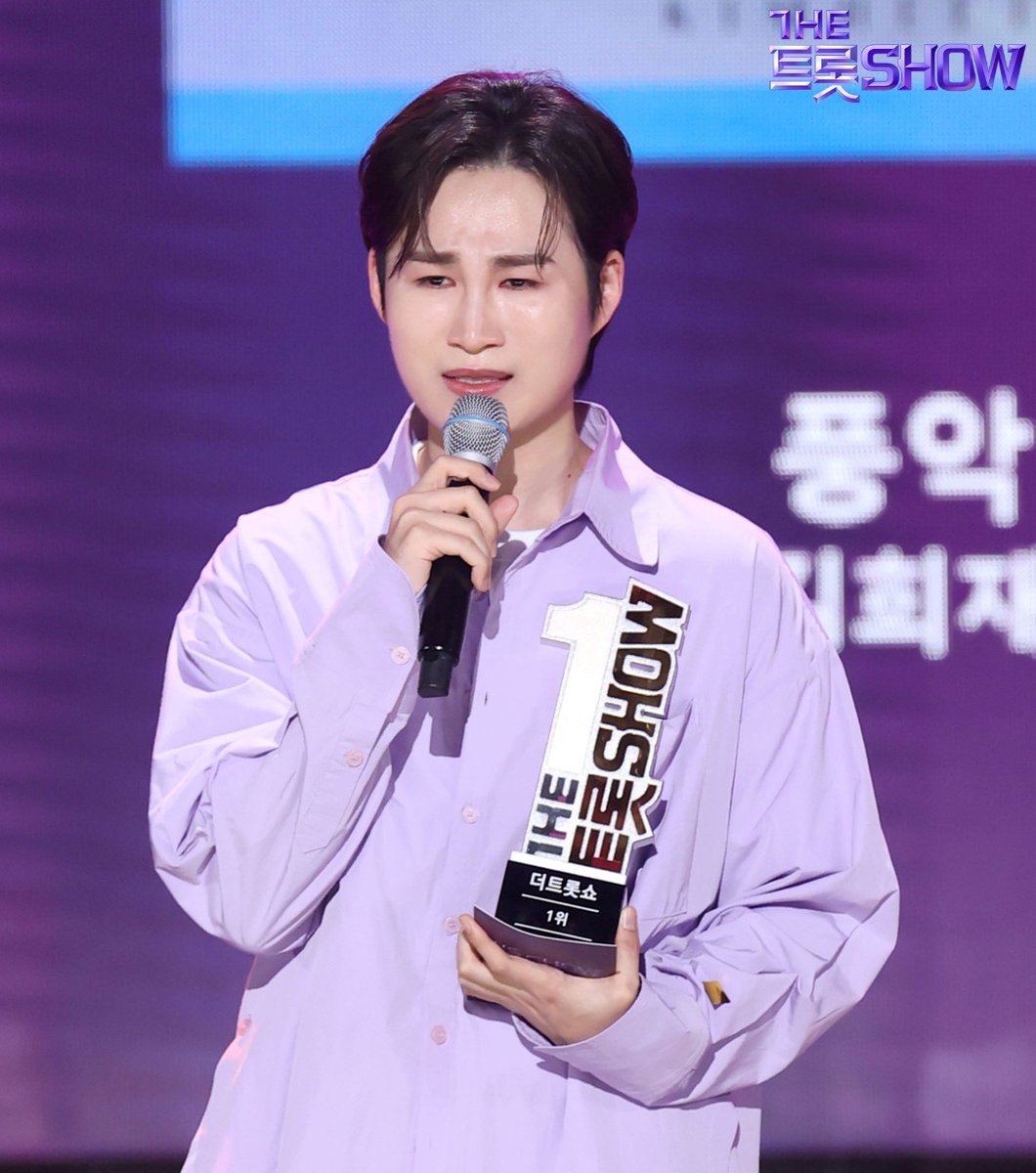 근데 공지 올린 분은 돈이 좀 있으신가?
그 정도는 개인이 할 수 있다는 발상은
그냥 그게 당연할 정도로
돈이 좀 있어야 말이 되거든.
너무 오래 덕질을 했나?
살다 살다 덕질하면서
빈부 갈등과 위화감 조성을
소속사가 나서서 하는 꼴을 다 보네.
제발 상식의 틀은 지키자!
희재는 이렇게 예쁜데...