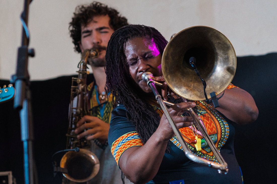 <a href="/ManJazzFest/">manchester jazz festival</a> is heading into its extended weekend-long party at <a href="/bandonthewall/">Band on the Wall</a> as a fitting close to this mighty festival

Catch this party before it’s gone for another year:
bandonthewall.org/whats-on/

More going on elsewhere too:
manchesterjazz.com/mjf2023-festiv…

📷@hannabiell 

#mjf2023