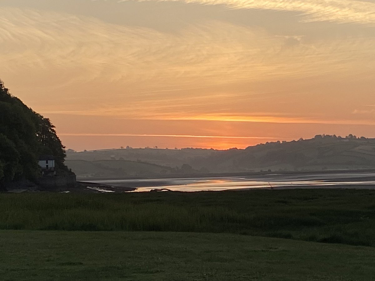 suedonovan's tweet photo. Very early 4:30am start this morning to see sunrise in Laugharne, but well worth it. A special time of day to witness. Pics from my phone. #TravelPhotography https://t.co/HIBsps5IXM