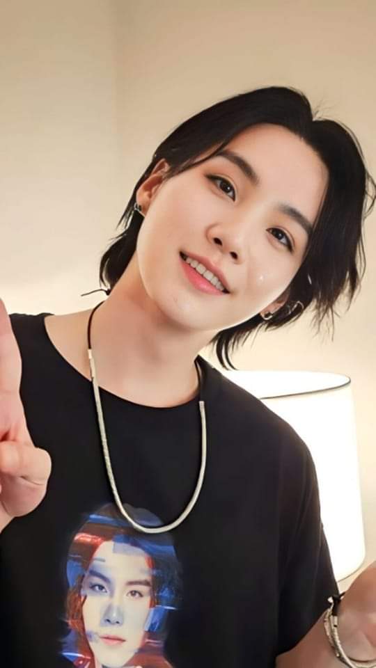 Sara95Vis's tweet image. The beautiful smiles 💜

@AgUuSt__D2 @AgUuSt__D2 @BTS_twt_AGSTD @italianarmyfam_