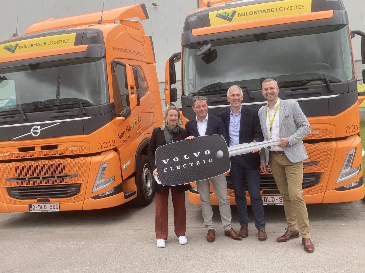 Tailormade Logistics nam op zijn site in #Gent voor het eerst twee elektrische vrachtwagens in gebruik. Die worden ingezet om truckcabines van het spoor naar de fabriek in de haven te brengen.

🌐 bit.ly/3MRRUqT

#trucks #multimodaal #spoor #northseaport