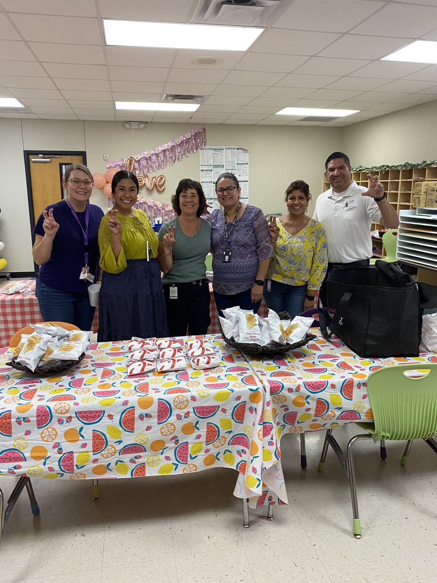 drteredjara's tweet photo. Thank you for Chik-Fil-A lunch A+Federal Credit Union to celebrate or last Woo Wednesday of the year ⁦@MendezKids1st⁩ ⁦@drteredjara⁩ ⁦@aplusfcu⁩ https://t.co/D55zQMafOU