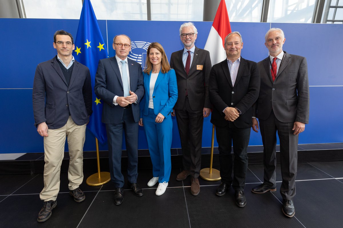 OeEnergie's tweet photo. Heute stellten wir in Brüssel EU-Vertretern unsere Überlegungen zum #Marktdesign vor. Die Reformvorschläge der EU-Kommission enthalten gute Ansätze. "Wir sind nicht mit allen Details einverstanden, aber es ist richtig, das bestehende Modell weiterzuentwickeln: Evolution statt Revolution", erklärte OE-Präsident @MichaelStrugl.
Unsere detaillierte Bewertung des Vorschlags zum Energiemarktdesign der EU Kommission finden Sie hier zum Nachlesen: https://t.co/rnebRMzkcZ