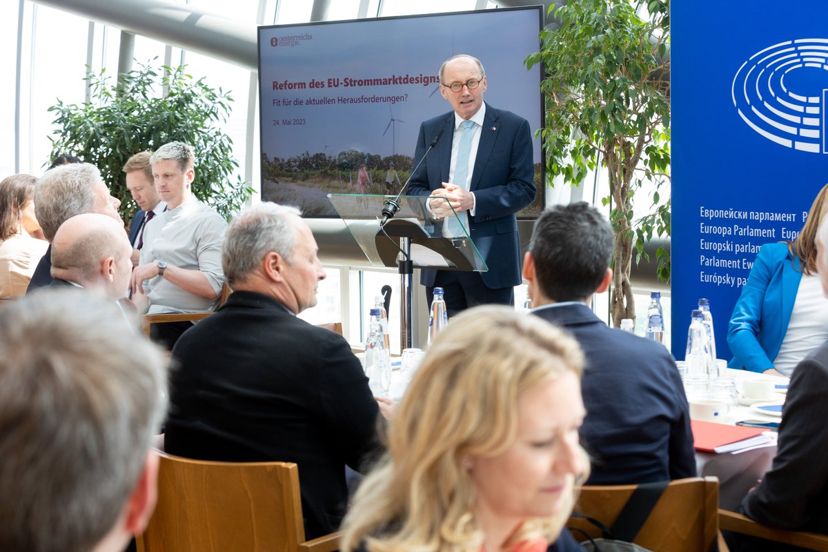 OeEnergie's tweet photo. Heute stellten wir in Brüssel EU-Vertretern unsere Überlegungen zum #Marktdesign vor. Die Reformvorschläge der EU-Kommission enthalten gute Ansätze. "Wir sind nicht mit allen Details einverstanden, aber es ist richtig, das bestehende Modell weiterzuentwickeln: Evolution statt Revolution", erklärte OE-Präsident @MichaelStrugl.
Unsere detaillierte Bewertung des Vorschlags zum Energiemarktdesign der EU Kommission finden Sie hier zum Nachlesen: https://t.co/rnebRMzkcZ