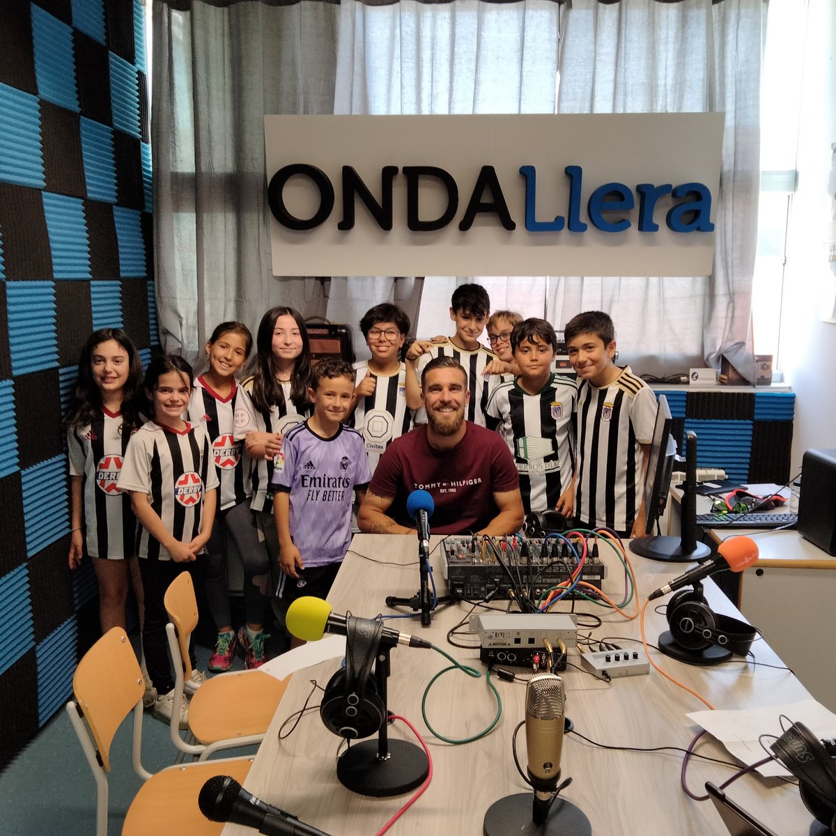 OndaLleraRadio's tweet photo. Hoy hemos entrevistado a un papá muy especial de nuestro colegio.
Muchas gracias Francis Ferrón por alegrar el día  a los peques de la familia blanquinegra.
Y recuerda  dedicarnos el último gol de la temporada.
¡Nos vemos en Córdoba!
@CDBadajoz https://t.co/huGMSwHkFN