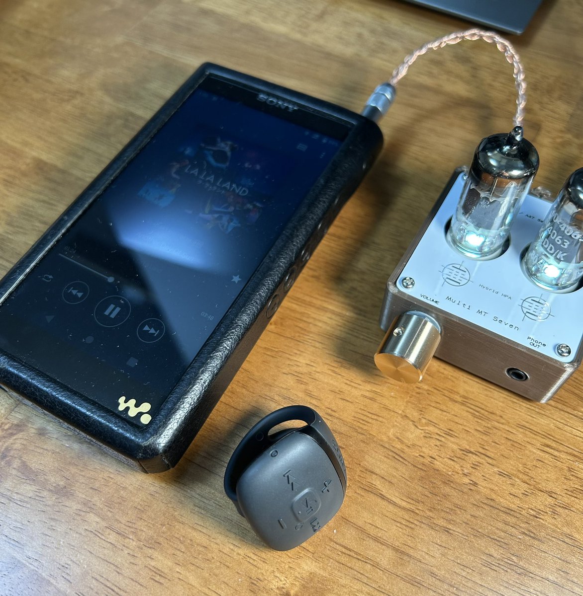 akhsgt's tweet photo. RMS-NWS10B(リモコン)めちゃ便利‼️ これでウォークマン寝ながら操作できる✨
他のBluetoothリモコンは、スリープ早過ぎて接続解除されるからSONY同士で合わせておかないとダメ🙅
他のシリーズの保守部品的な扱いぽいけど普通にヨドバシで注文できますヨ。
#WM1AM2 https://t.co/ky1XWzv5ZO