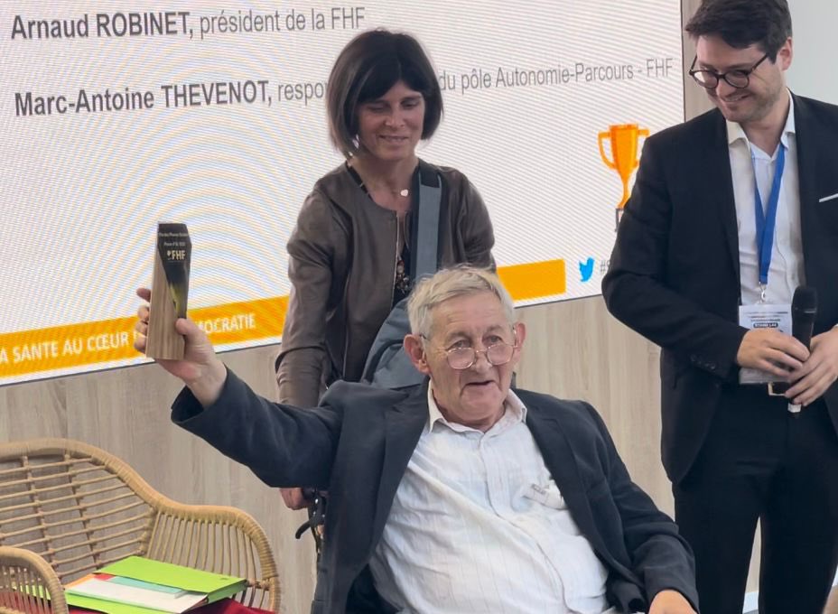 LA photo de cette 2ème journée de #SANTEXPO2023 c’est cet élan du lauréat du concours d’écriture en EHPAD organisé par <a href="/LGrisees/">Les plumes grisées</a> 🤩📸 

« L’entrée en établissement n’est pas la fin d’un parcours, c’est une nouvelle page qui s’ouvre » 🪶

<a href="/parisSANTEXPO/">SantExpo</a>