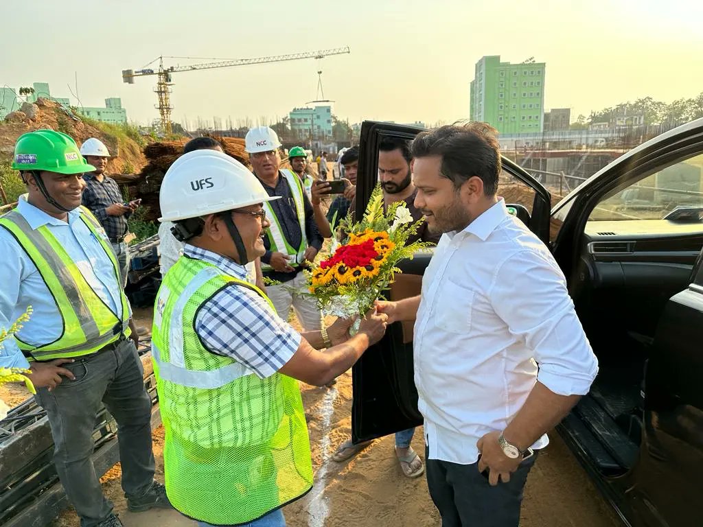 BiswalSouvic's tweet photo. ମାନ୍ୟବର ମୁଖ୍ୟମନ୍ତ୍ରୀ ଶ୍ରୀଯୁକ୍ତ @Naveen_Odisha ଙ୍କ ନିର୍ଦ୍ଦେଶକ୍ରମେ SCB Medical College Hospital, Cuttack, Odisha କୁ ବିଶ୍ୱ ସ୍ତରୀୟ ମେଡିକାଲ #AIIMSPlus ରେ ପରିଣତ କରିବା ପାଇଁ L&T ଏବଂ N C C construction company ଦ୍ୱାରା କରାଯାଉଥିବା (1/2) https://t.co/7Dibk0xmrK