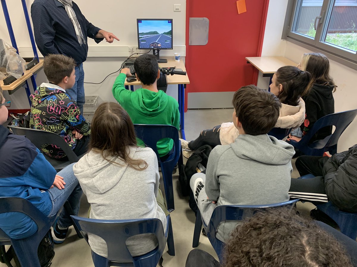 Jenniferlelievr's tweet image. Forum sécurité routière pour TOUS les élèves du collège d’Esternay 
Sécurité dans le bus,interventions des pompiers,des gendarmes,du simulateur 2 roues,de la SNCF afin d’aborder la sécurité sous toutes ses formes 🛣🚏🚂🏍🚒
Journée intense 
#CESCE 
@OlivierBrandouy @LalouxCecile