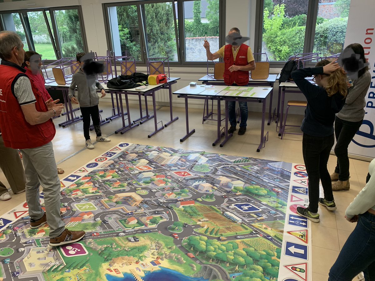 Jenniferlelievr's tweet image. Forum sécurité routière pour TOUS les élèves du collège d’Esternay 
Sécurité dans le bus,interventions des pompiers,des gendarmes,du simulateur 2 roues,de la SNCF afin d’aborder la sécurité sous toutes ses formes 🛣🚏🚂🏍🚒
Journée intense 
#CESCE 
@OlivierBrandouy @LalouxCecile