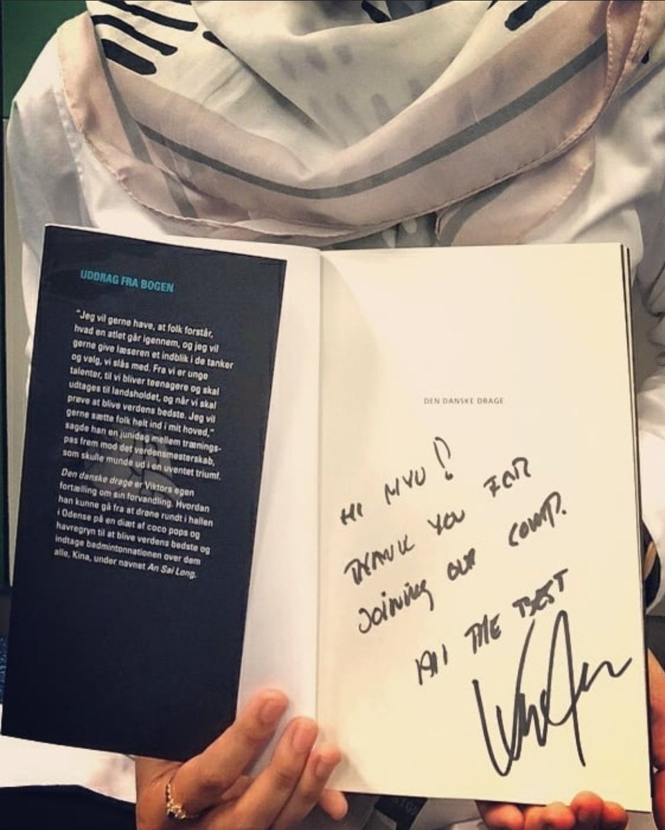 luciapplegate's tweet photo. My biggest flex as @ViktorAxelsen 's fan:
-he gave me his jersey with his autograph 
-he gave me  his book with his autograph and my name on it
-he gave me bunch of merchandises
-got a selfie together

Miss watching you play here in Indonesia, Viggo! 🥰🇮🇩 https://t.co/MGjrELJKjj