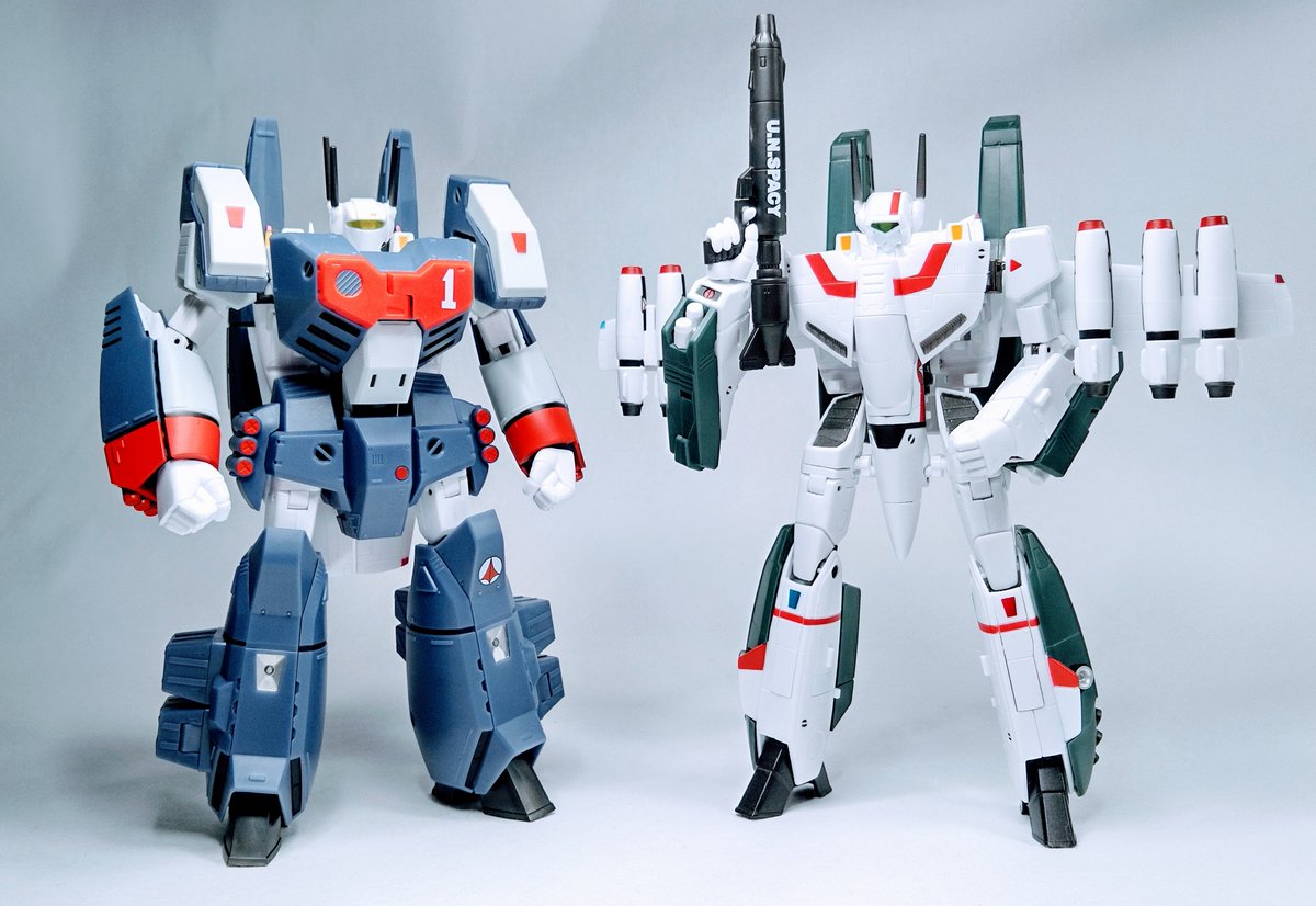 先に発売された【HI-METAL R VF-1S スーパーバルキリー(一条輝機 )】からスーパーパックを拝借。各部接続フォーマットが共通の為、アーマーパーツをVF-1Sに装着させて遊ぶことも出来るのいいねー。