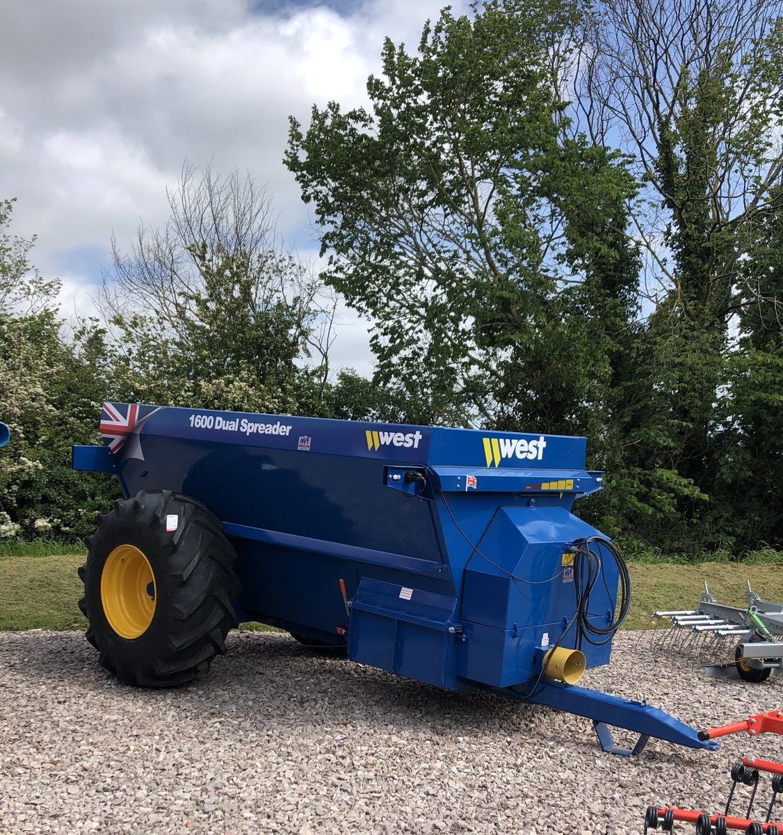 Today, John will be at Rea Valley Tractors Ltd Denbigh 12pm-9pm. Our West 1600 Dual spreader will be on display. If you would like any information on our products, please speak to John who will be happy to assist.
#harrywest #muckspreader #farming #reavalleytractors #agriculture