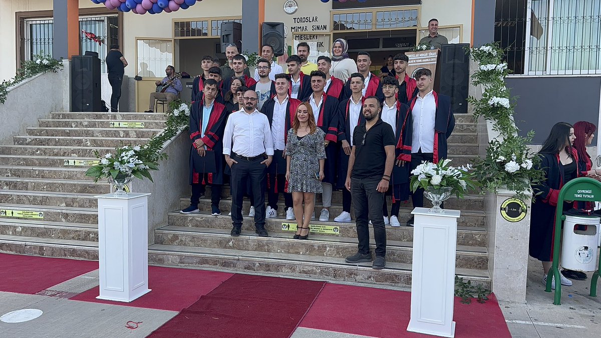 tmimarsinanmtal's tweet photo. Allah’ım bu günleri de görecek miydik? Artık ben de bir mezunum.👨‍🎓👩‍🎓
@tcmeb @prof_mahmutozer @ahpehlivan53 @nznsener @AdemKoca46 @kutlutekinbas @OguzhanTulucu @CiceYusuf @SelimOnay5 @toroslarmem https://t.co/Y3nyybfprn