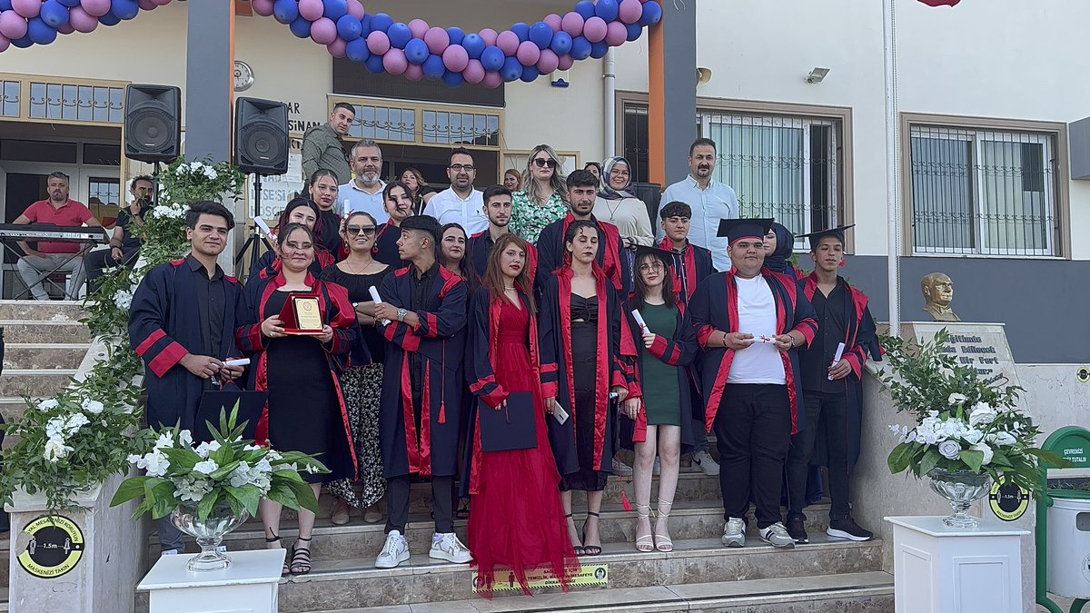 tmimarsinanmtal's tweet photo. Allah’ım bu günleri de görecek miydik? Artık ben de bir mezunum.👨‍🎓👩‍🎓
@tcmeb @prof_mahmutozer @ahpehlivan53 @nznsener @AdemKoca46 @kutlutekinbas @OguzhanTulucu @CiceYusuf @SelimOnay5 @toroslarmem https://t.co/Y3nyybfprn