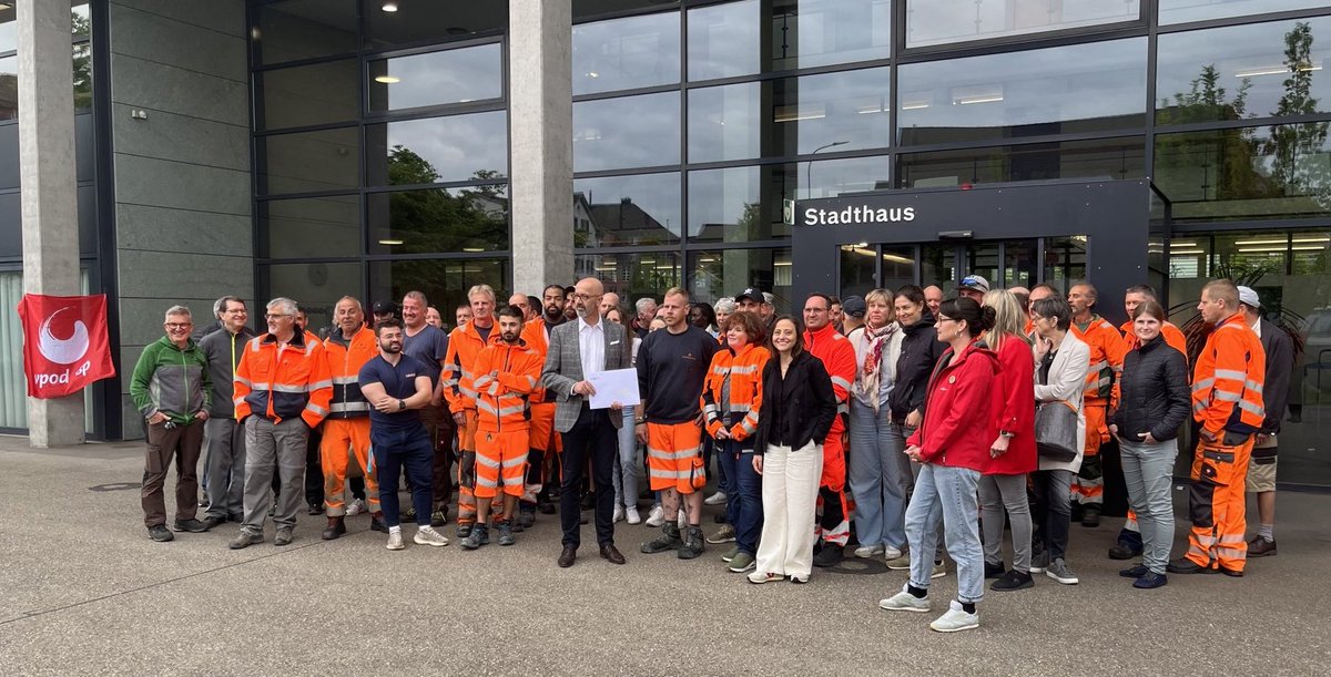 150 Mitarbeiter:innen und der Stadtverwaltung #Dübendorf fordern zur Verbesserung der Arbeitsbedingungen eine Anpassung des #Teuerungsausgleichs, mehr Transparenz und einen Sozialdialog. #PreiseraufLoehnerauf
 zuerich.vpod.ch/news/2023/pers…