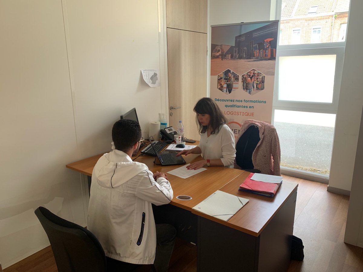 #partenaires #formations 
🔹 Des #opportunités dans les métiers de la #logistique vous sont présentées par Preventhys au @Poleemploi de Sin le Noble tous les 1️⃣ 5️⃣ jours.
Notre partenaire échange avec les demandeurs  sur les formations et emplois.
<a href="/HennacheCaro/">Caroline Hennache</a>