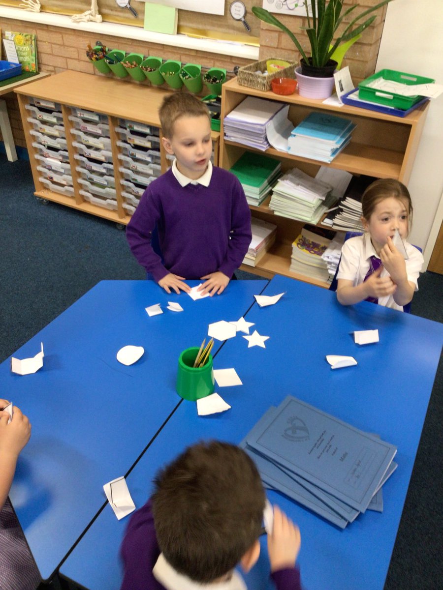 BirchwoodCE's tweet photo. Year1 had fun investigating how to find a quarter of a shape today. We explored different shapes to find out which could and could not be split into 4 equal parts. ⁦@first4maths⁩ #bcepsmaths https://t.co/DBI37h5x4e