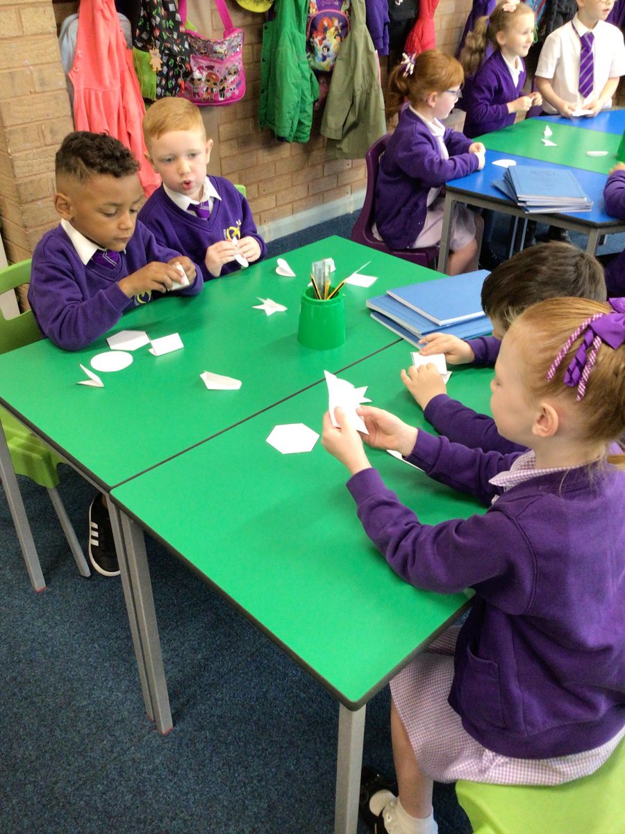 BirchwoodCE's tweet photo. Year1 had fun investigating how to find a quarter of a shape today. We explored different shapes to find out which could and could not be split into 4 equal parts. ⁦@first4maths⁩ #bcepsmaths https://t.co/DBI37h5x4e