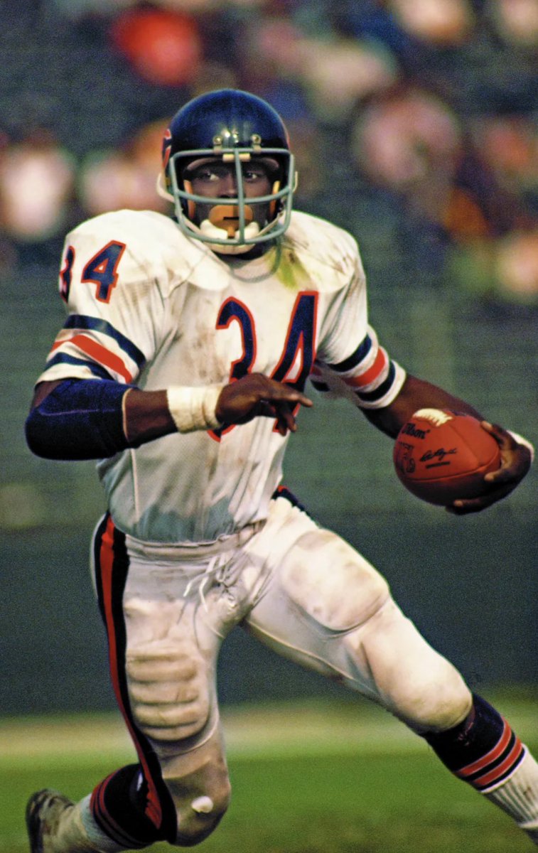 A rare pic of <a href="/walterpayton/">Walter Payton</a> with the vert-bar. Classic 📸. 

#Bears 🐻⬇️
#WalterWednesdays 🐐