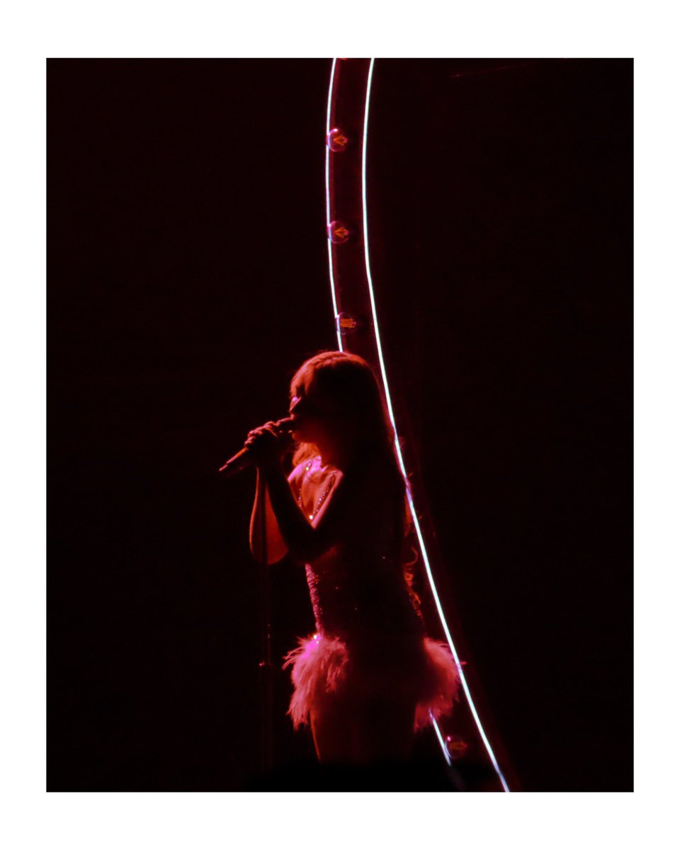 sabrina from the crowd 💌 <a href="/SabrinaAnnLynn/">Sabrina Carpenter</a> / #EMAILSICANTSENDTOUR