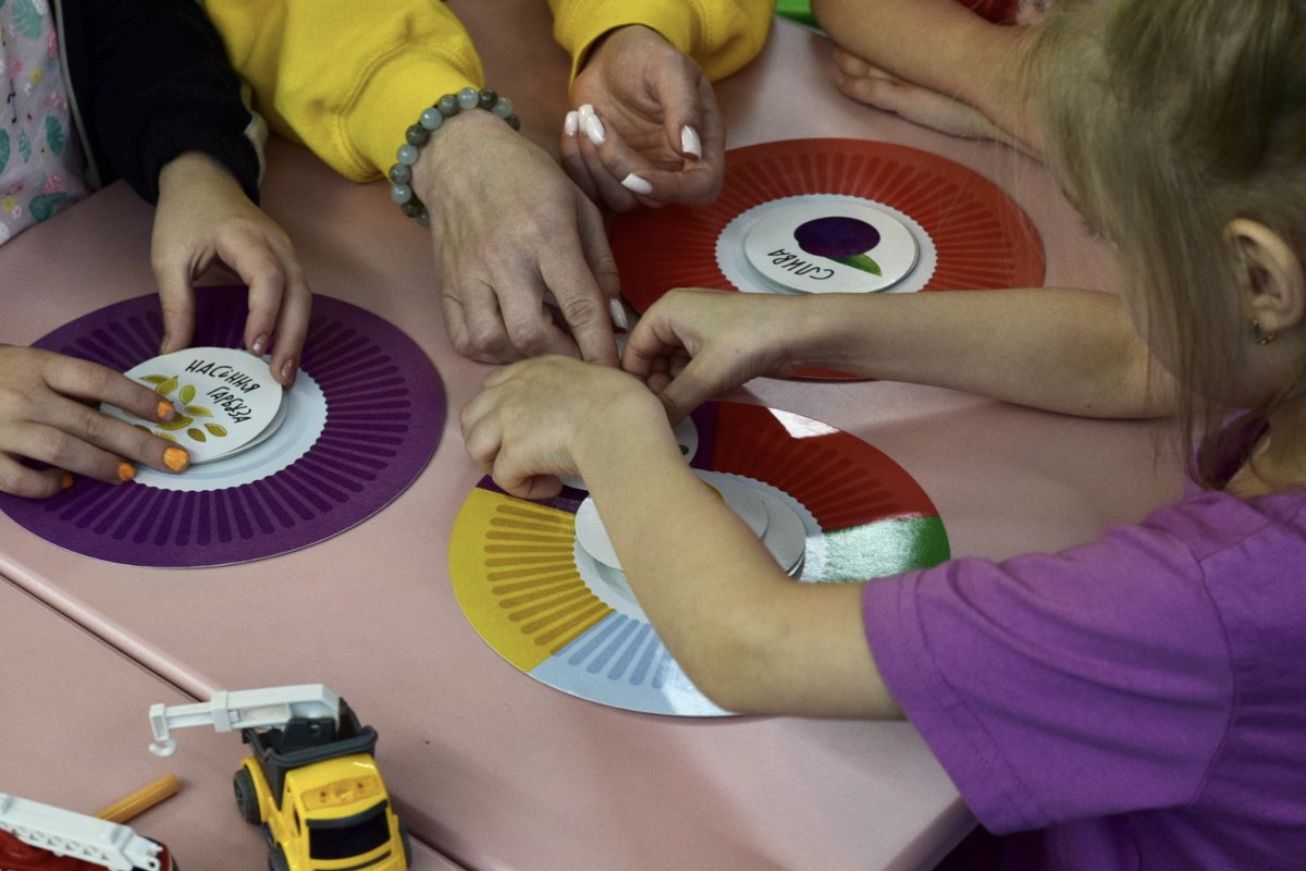 UNICEF_UA's tweet photo. There's always something new and exciting to learn every day in UNICEF Spilno Child Spots across Ukraine!

In a #Spilno spot in Kharkiv, children learned about nutrition and healthy eating in an interactive session. https://t.co/vW2Cax5TEh