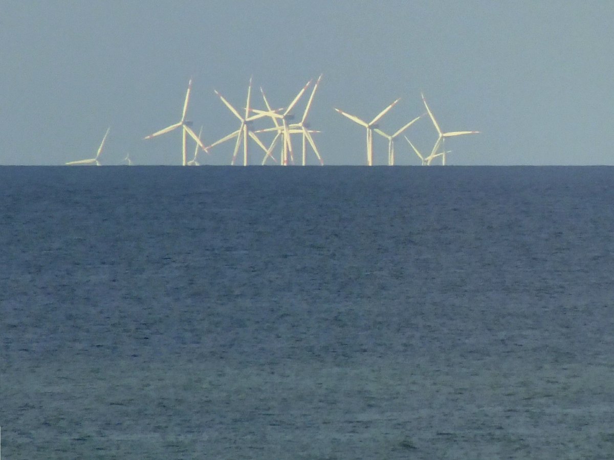 EspritSorcier's tweet image. #JeudiPhoto Le parc éolien offshore de Thornton Bank est situé à 30 km au large des côtes belges. Depuis la terre ferme, c'est un bon moyen d'apprécier la courbure de notre planète... À moins qu'il y ait des trous sur la Terre plate. 🤔

📷 Lieven : bit.ly/42ZpQbI