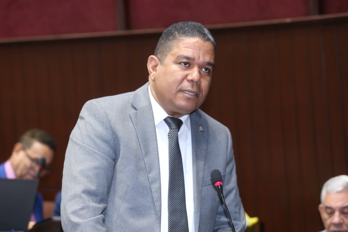 El diputado <a href="/MoisesayalDr/">Moisés Ayala</a> solicita un minuto de silencio en memoria de Dannerys Arias, fue un comunicador y abogado de la provincia de Barahona. #DiputadosRD