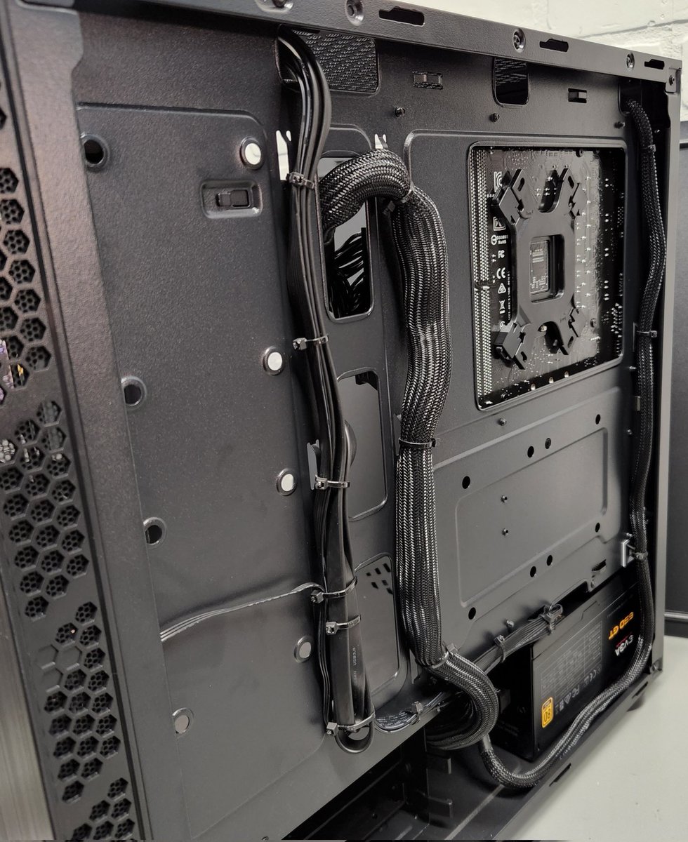 JetTechCustoms's tweet image. Good morning, everyone! Cable management check? 👀🦾