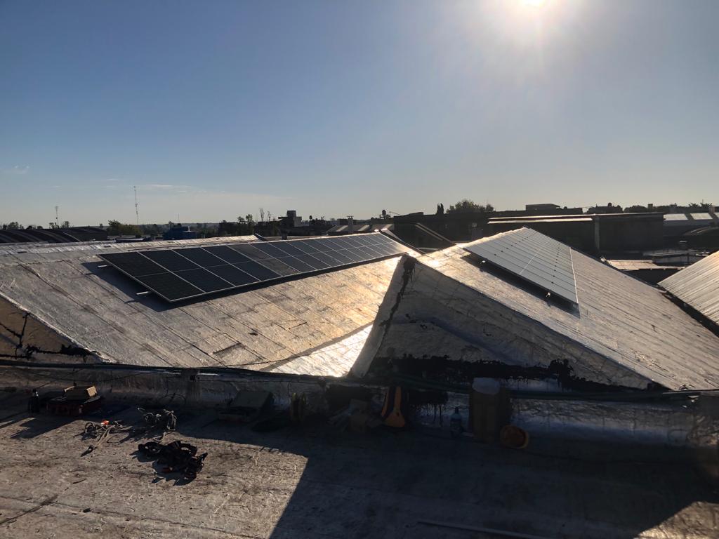Hace poco finalizamos con el montaje de paneles fotovoltaicos en el techo de <a href="/TomorrowFoods/">Tomorrow Foods</a> en el Parque Industrial de José León Suarez, PBA.
Se trata de un sistema de 18kWp con posibilidad de añadir 18kWp más a futuro que les permitirá neutralizar el 100% de su consumo eléctrico